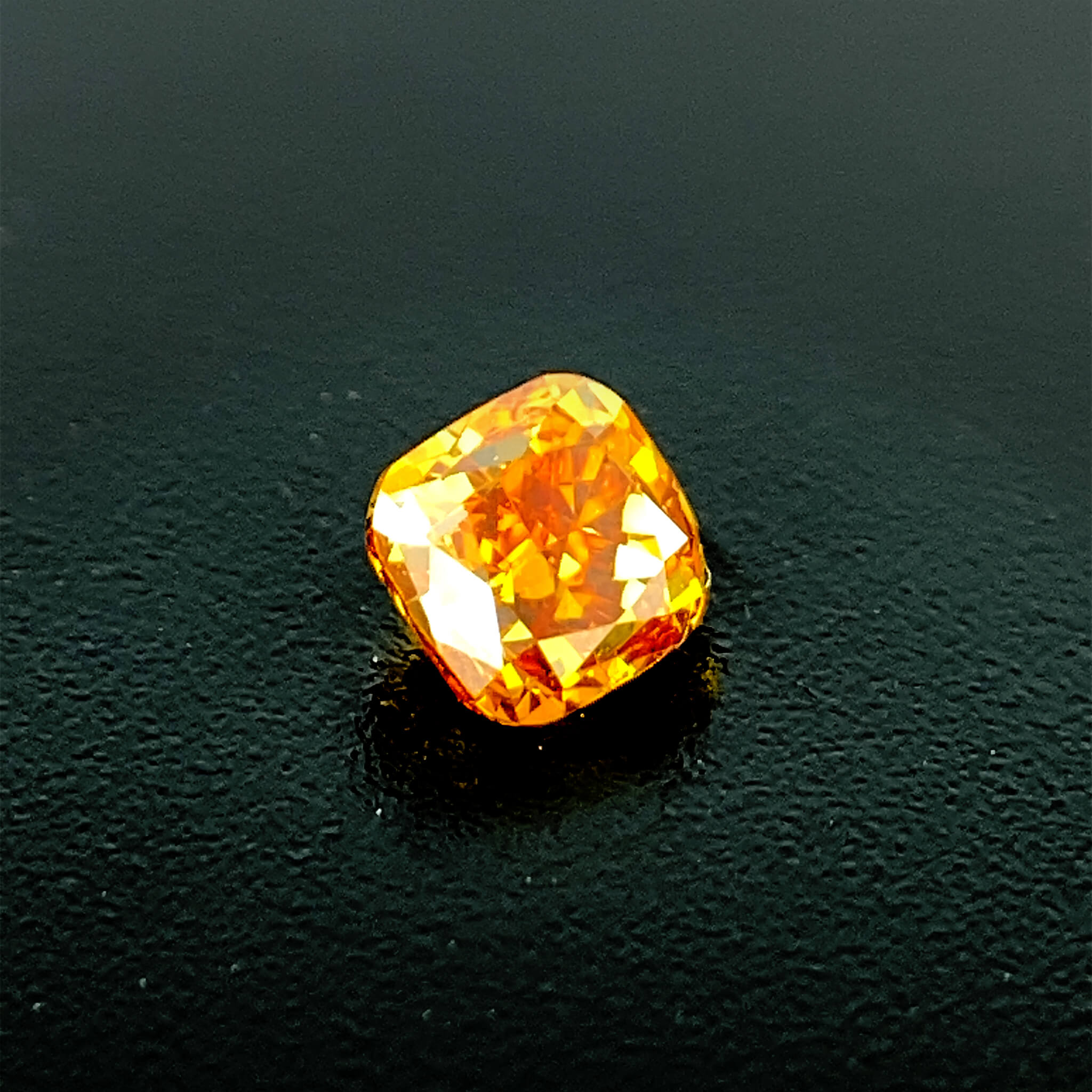 Pomarańczowy diament Fancy Deep Yellow Orange 0,34 Ct / VS2