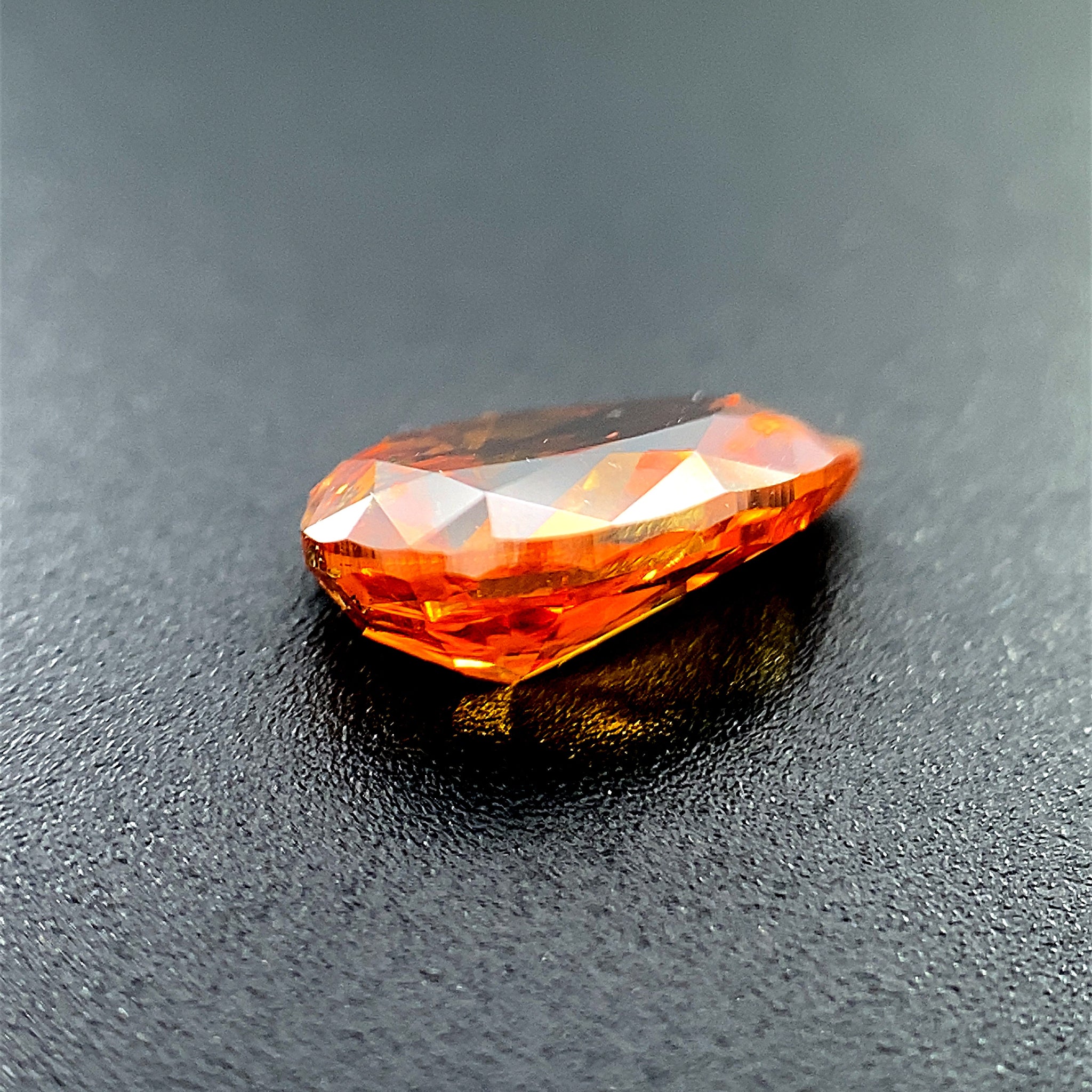 Pomarańczowy diament Fancy Intense Yellowish Orange 1,03 Ct / SI2