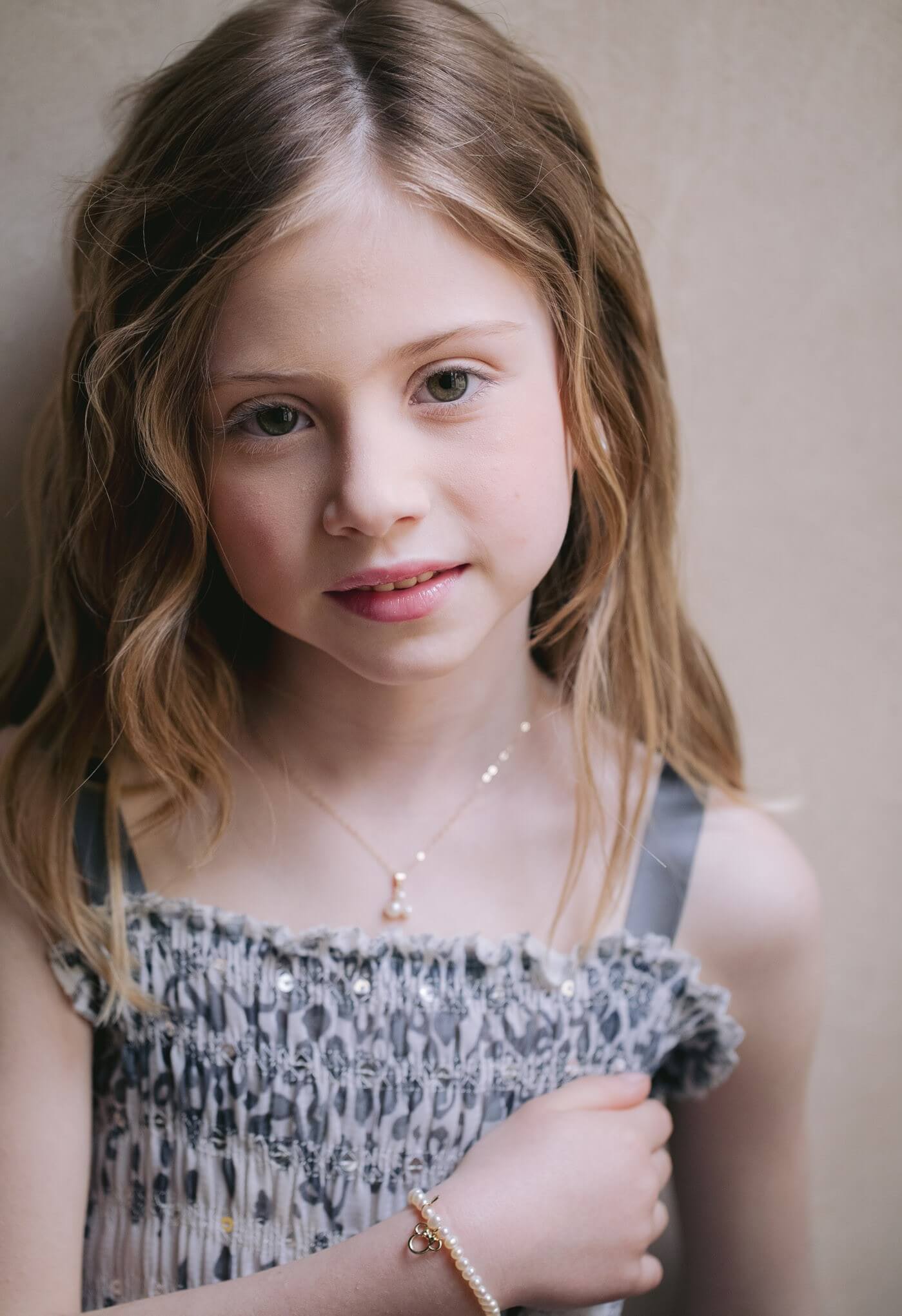 Złota bransoletka z pereł Myszka Minnie na modelce